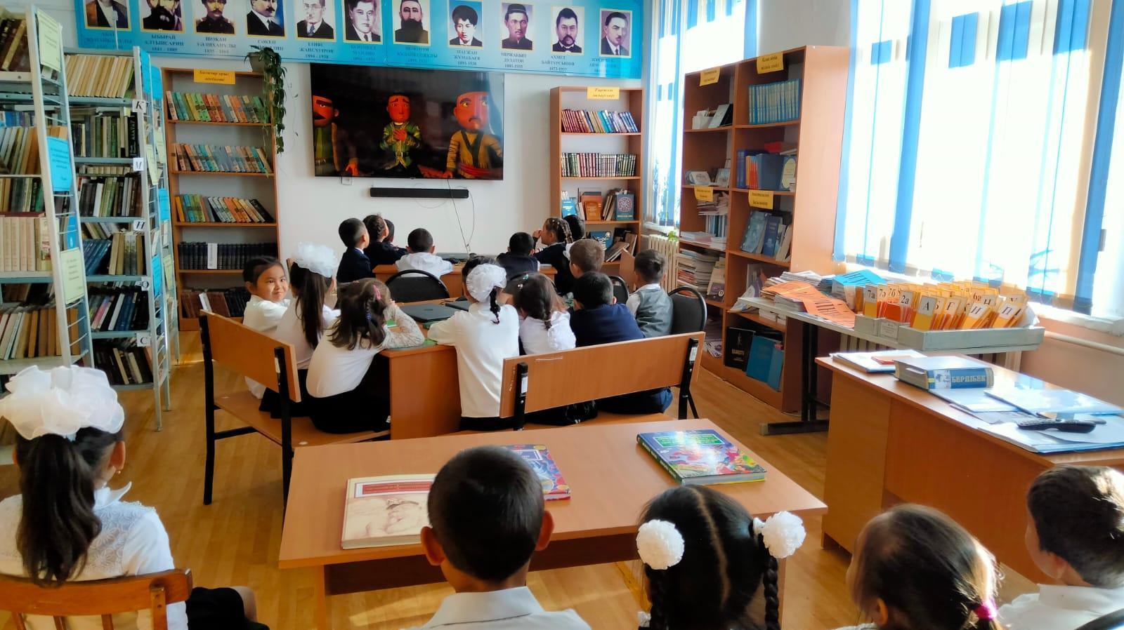 "Оқуға құштар мектеп" жобасы аясында мектеп кітапханасында  кітапханашылардың ұйымдастыруымен         " Ертегілер еліне саяхат" атты бастауыш сынып оқушыларымен теледидардан ертегілер көрсетіліп, ертегілер оқытылды.