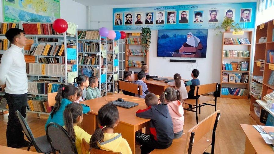 02.11. 2022жылы Сейфуллин орта мектеп кітапханасында күзгі демалыс кезінде жоспарланған іс-шаралар жоспарына сәйкес мектеп кітапханашылары Т.К. Есимова, Г. Т.Рыскулова және мектеп педагог ұйымдастырушысы Н.Н. Қабдулаев