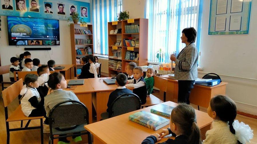 7 қараша күні мектеп кітапханасында 1 «Ә» сынып жетекшісі К. Р. Демеубаева оқушыларымен "Теңге ұлттық валютамыз" атты сынып сағатын өткізді. Оқушыларға теңгенің шығу тарихы туралы мәлімет теледидар арқылы