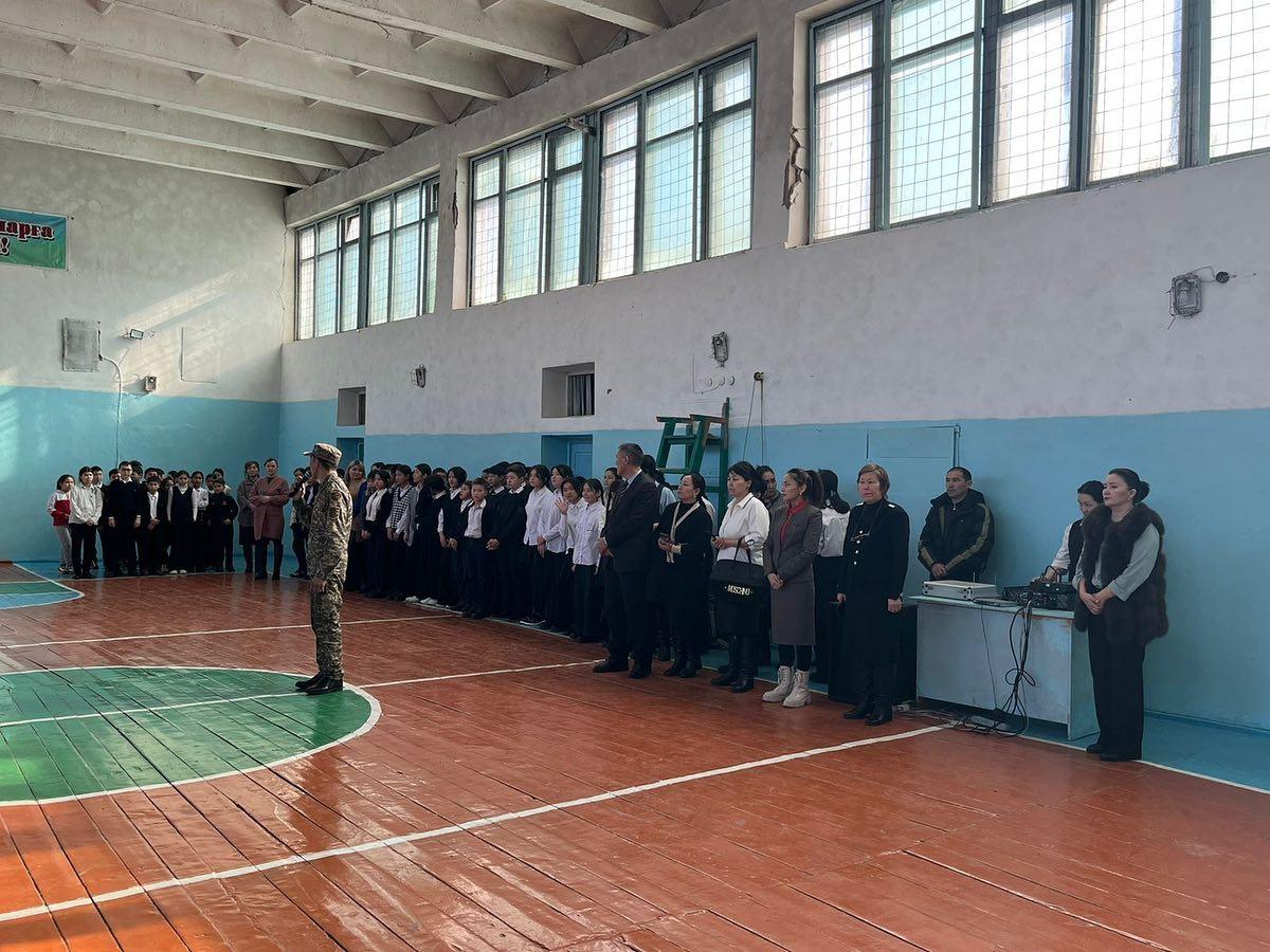 Оқушылардан мектеп формасын киюді, сабақтан қалмауды, сабаққа кешікпеуді, тәртіпті бұзбауды, мектеп ережесіне бағынуды талап етті. Кезекші сынып кезекшілік есебін берді.