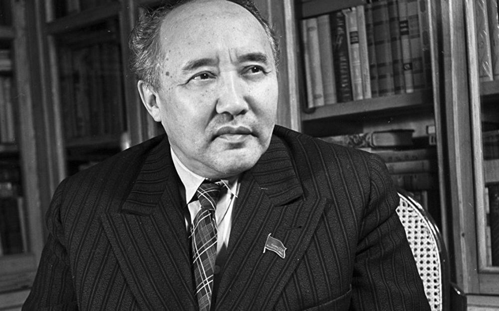 Мұхтар Әуезовтың 125 жылдығына орай "М. Әуезов-қазақ әдебиетінің тарланы" атты әдеби кеш мектеп кітапханасында өткізді.