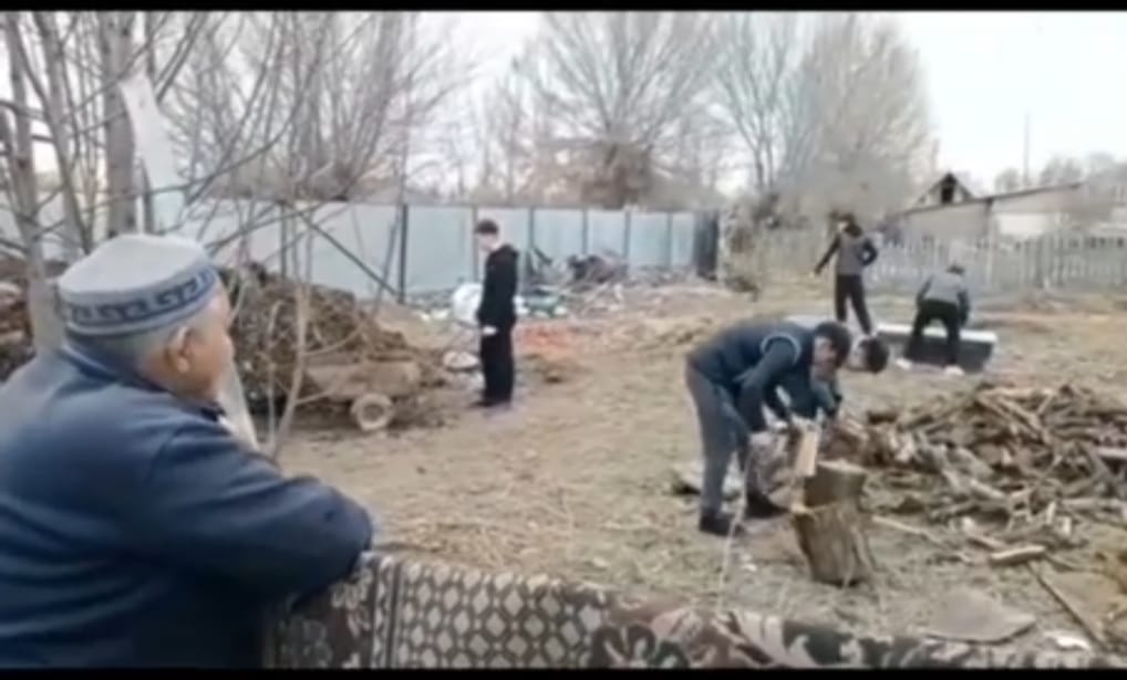 8-сынып оқушылары және педагог-ұйымдастырушы Н. Кабдуллаев Бейсетов Қобланды атамыздың үйіндегі шаруаларына көмек көрсетіп қайтты