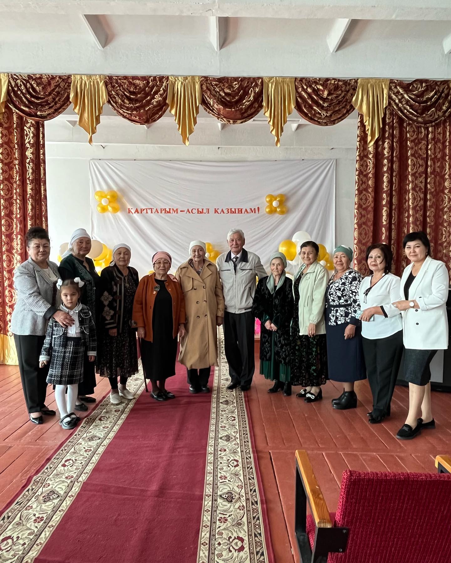 Жетсісу облысы, Ескеьді ауданы, Сейфуллин атындағы орта мектепте 3- қазан күні Қарттар мерекесіне орай, метебіміздің ардагер ұстаздарына арналған "Қарттарым-асыл қазынам" тақырыбында мерекелік концерт ұйымдастырылды