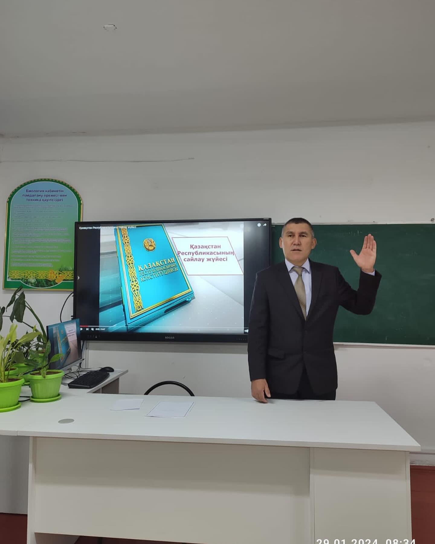 С. Сейфуллин атындағы орта мектебінде 29.01.2024 ж 1 ақпан - дүниежүзілік Сайлау күніне орай “Жас сайлаушының” дауысы атты тақырыпта 10-11 сынып оқушыларына арнайы сынып сағаттары өткізілді . Сынып сағаттаарында білім алушылар өз азаматтық құқығымен